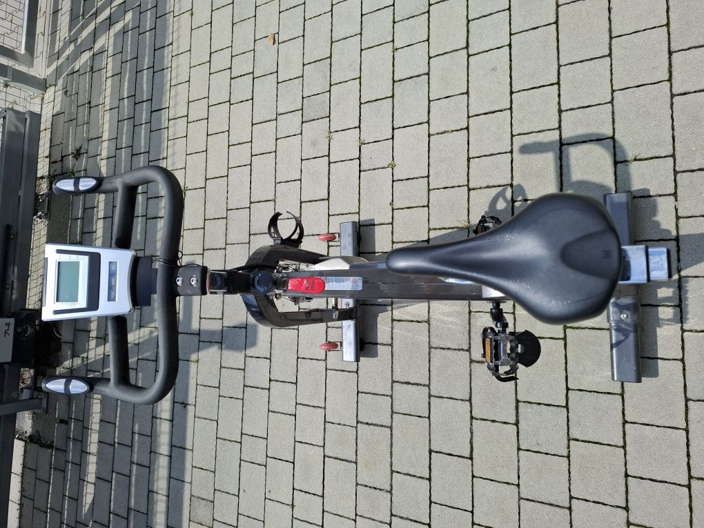 Drążek wolnostojący plus rowerek.