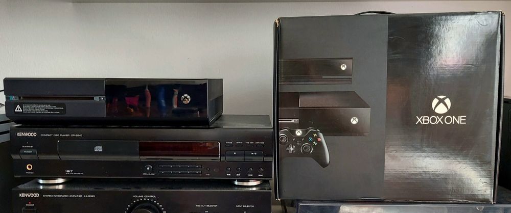 Konsola Microsoft Xbox One Day One 500GB 2 pady karton jak nowy