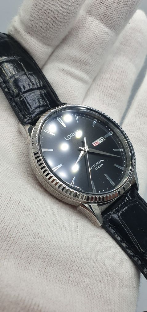 Lorus Classic Automatic - karbowany bezel