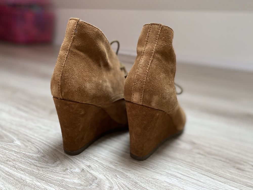 Buty zamszowe na koturnie Scholl r.38