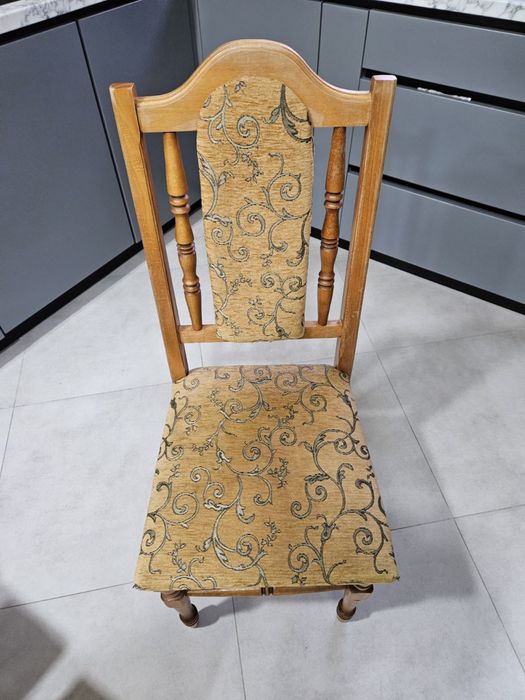 Продам дерев'яний стіл та 6 стільців.