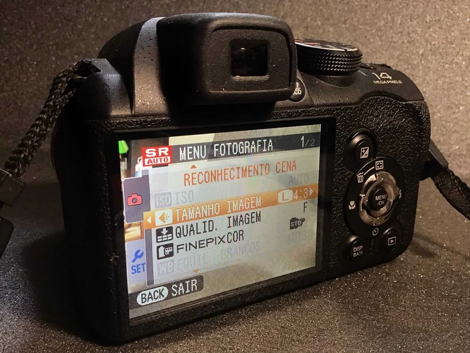 Fuji Finepix S 3300 - Bridge com 14MP e 26X de Zoom