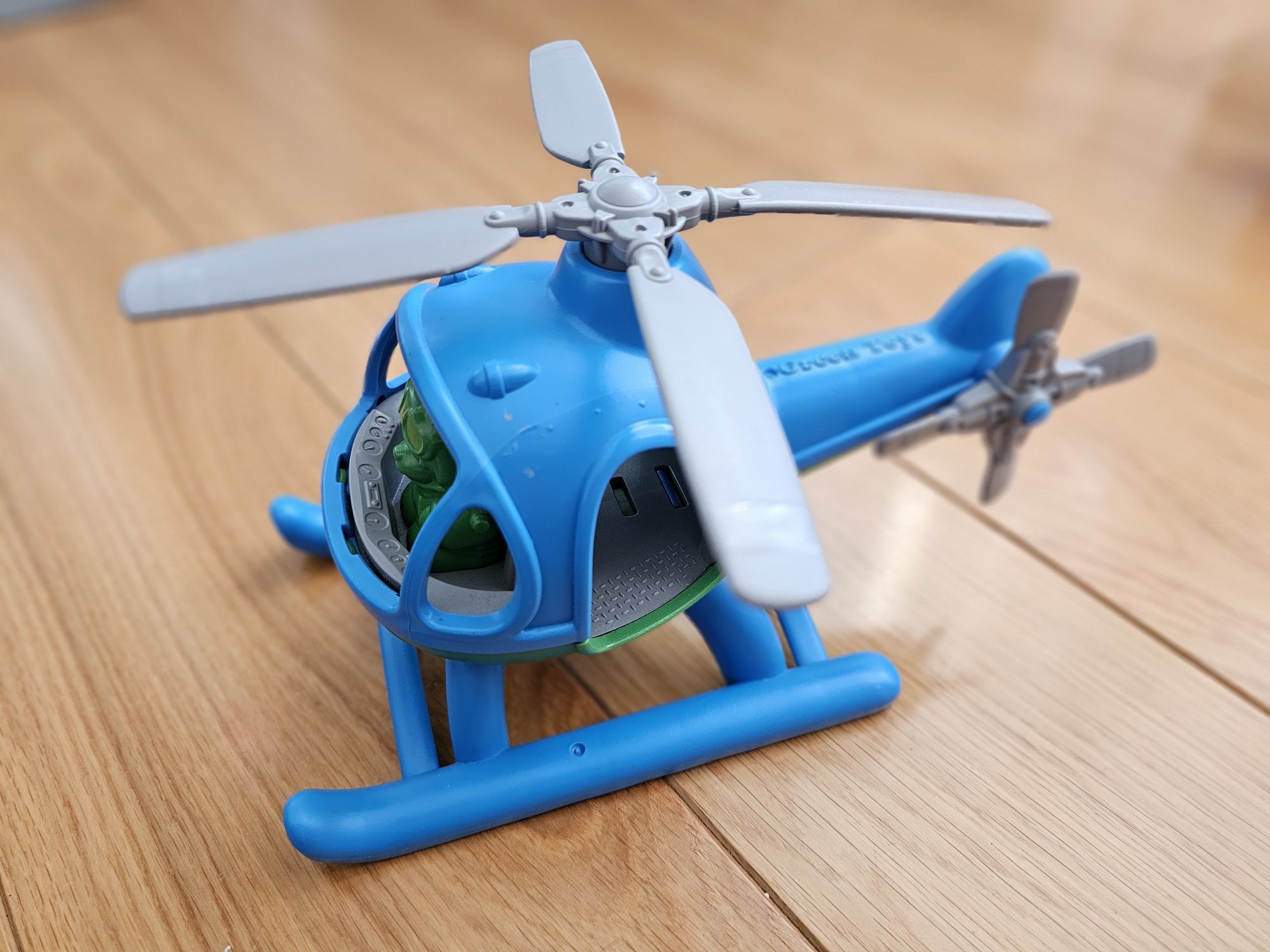 Helikopter Green Toys z misiem pilotem