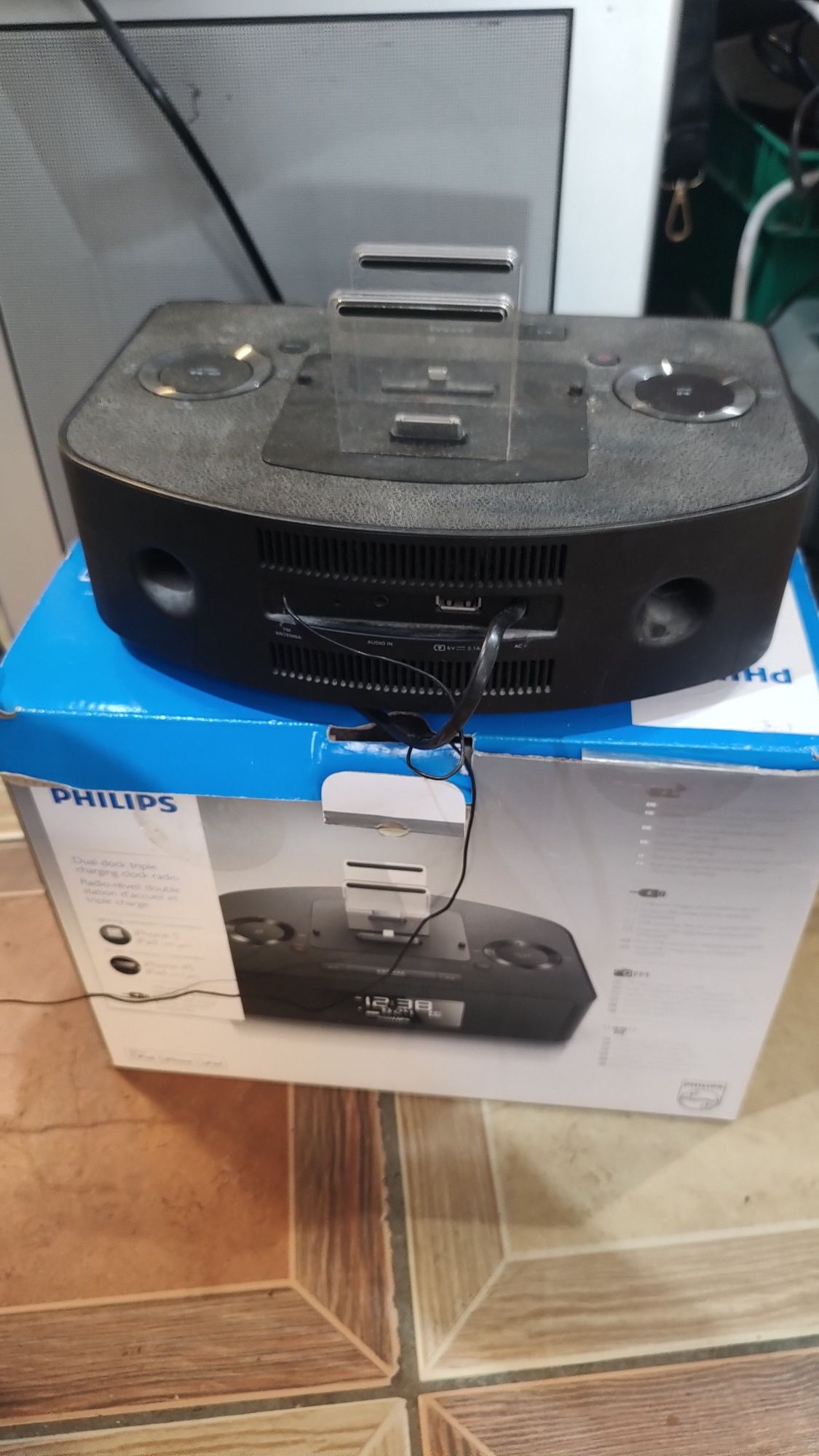 Philips AJ7260D/37 Dual Dock Triple Charging Clock Radio