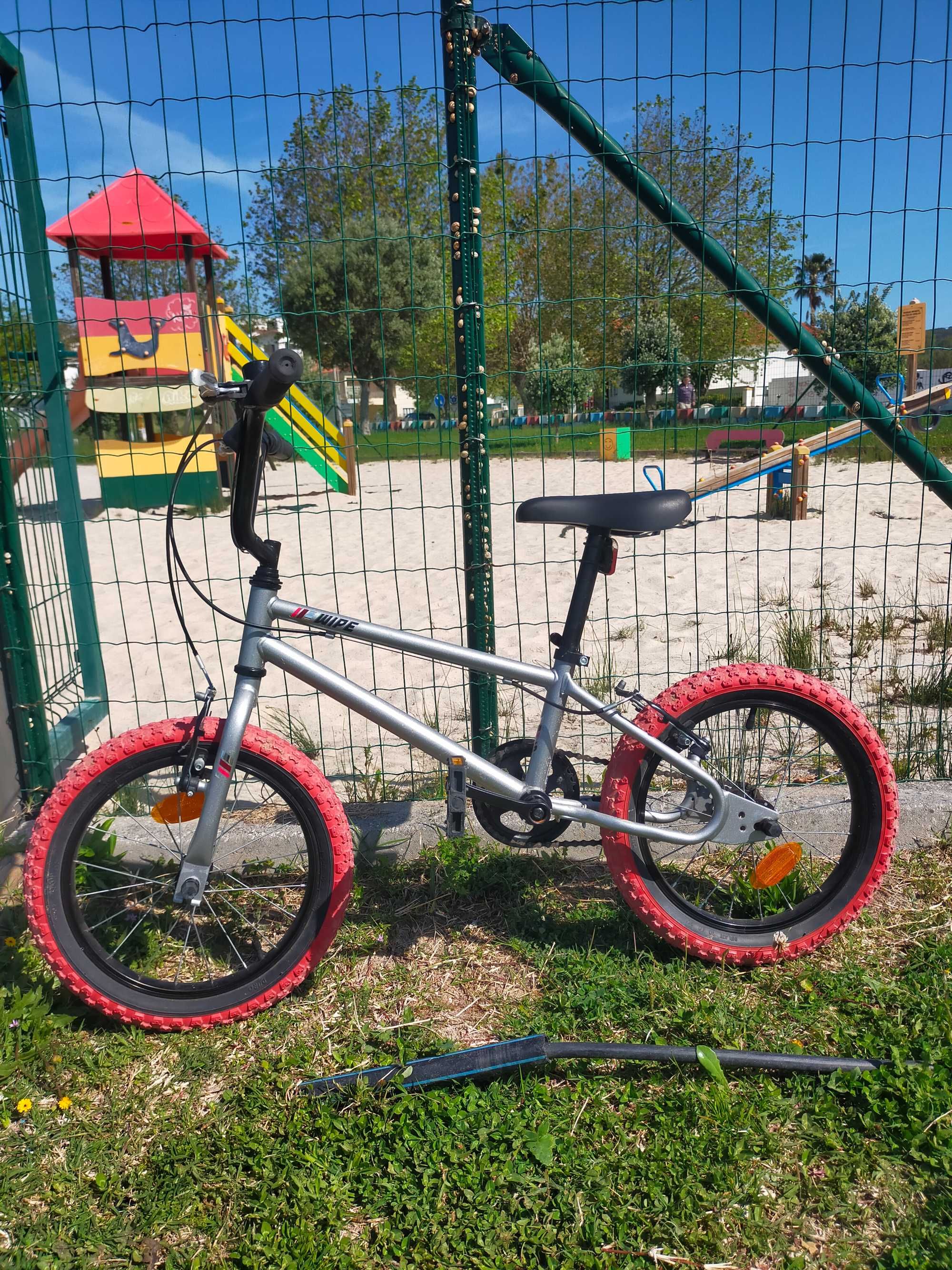 Bicicleta criança em bom estado e com pouco uso