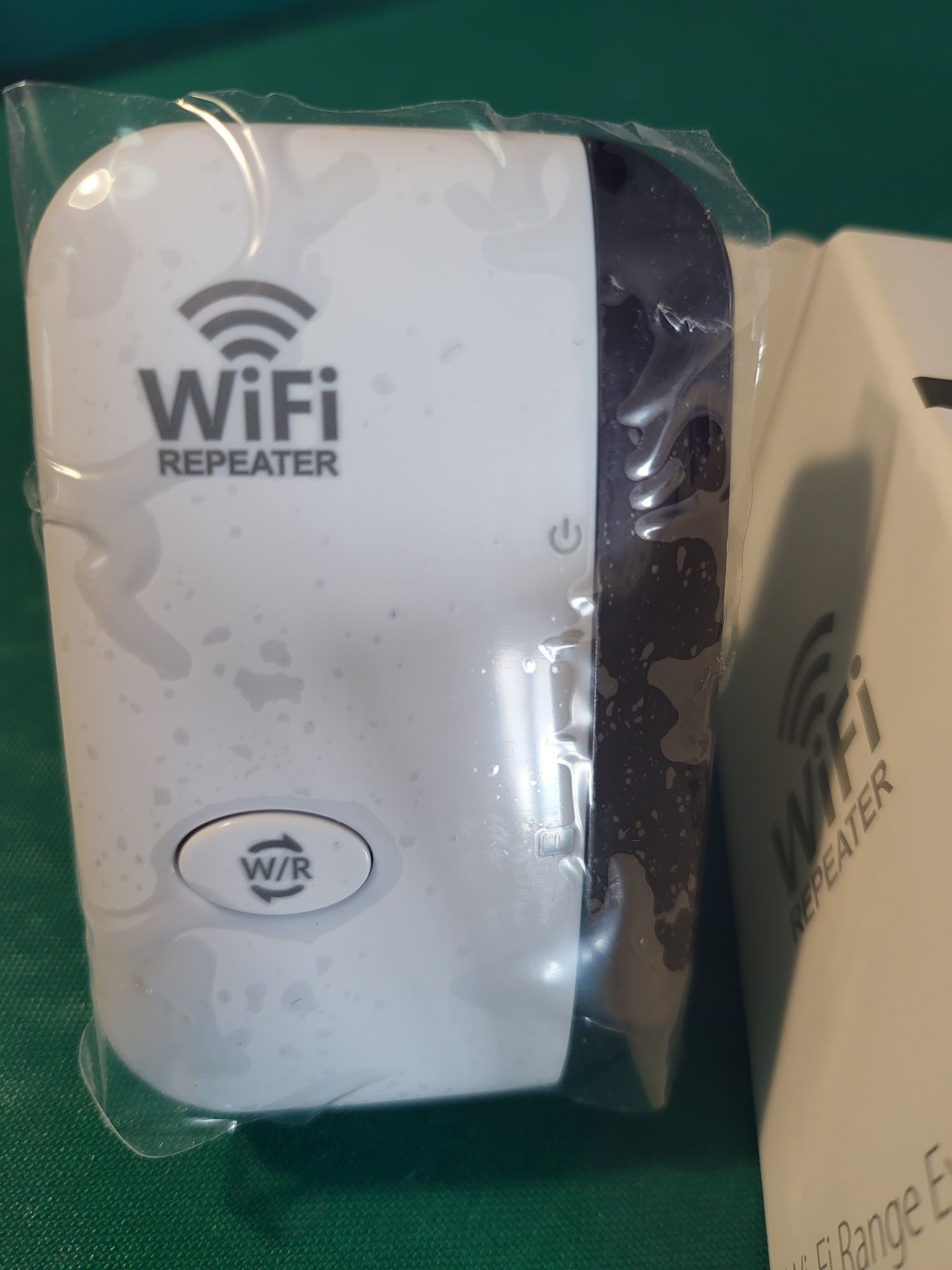 Repetidor sinal Wi-Fi. Amplificador de rede wireless. Wi-Fi repeater.