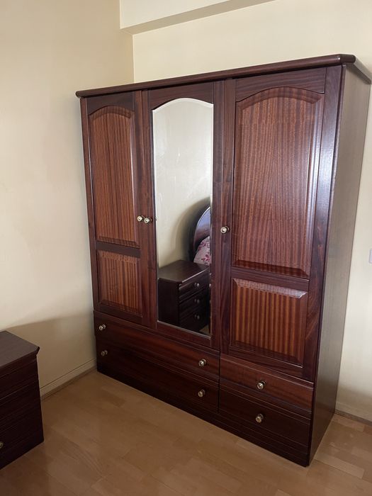 Quarto completo com móveis em madeira