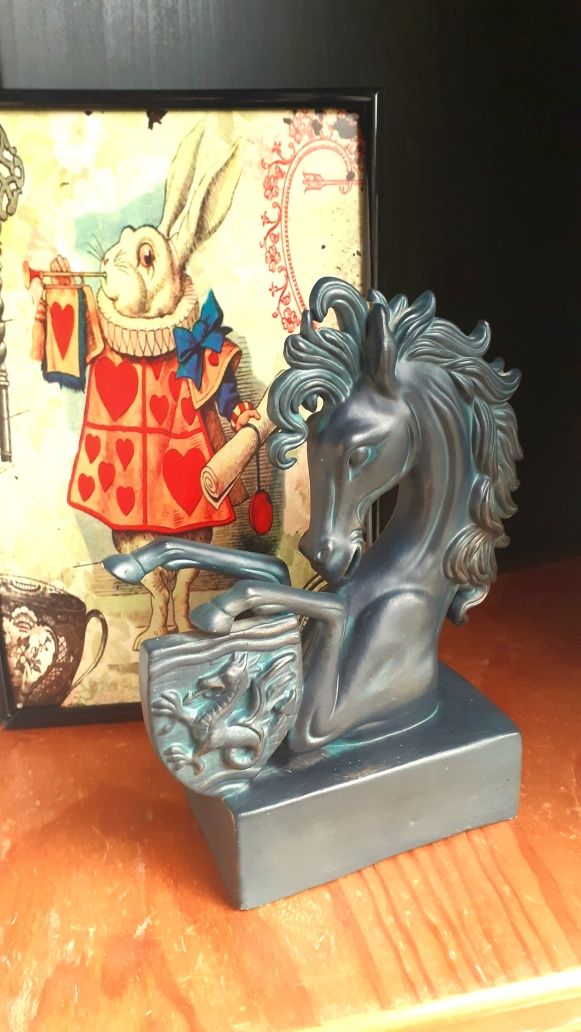 Elegante Estatueta Busto Cavalo Negro 27 cm Brasão de Dragão medieval