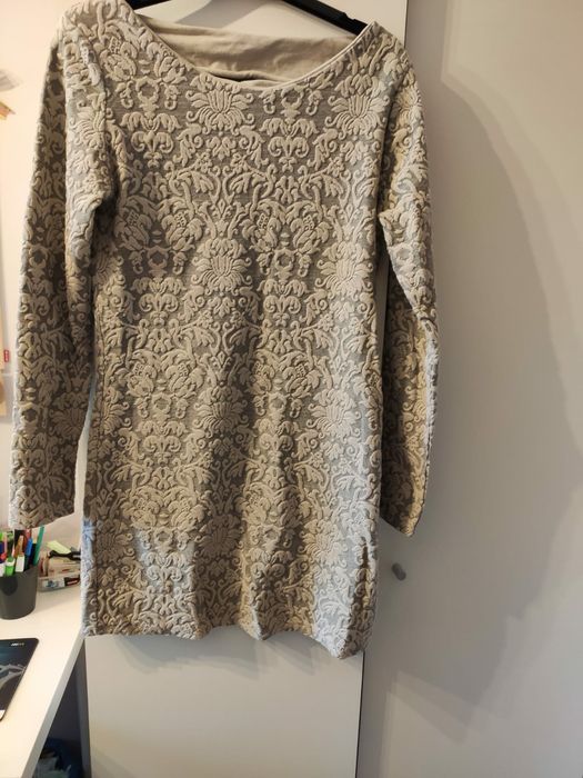 Sukienka w kwiecisty wzór.