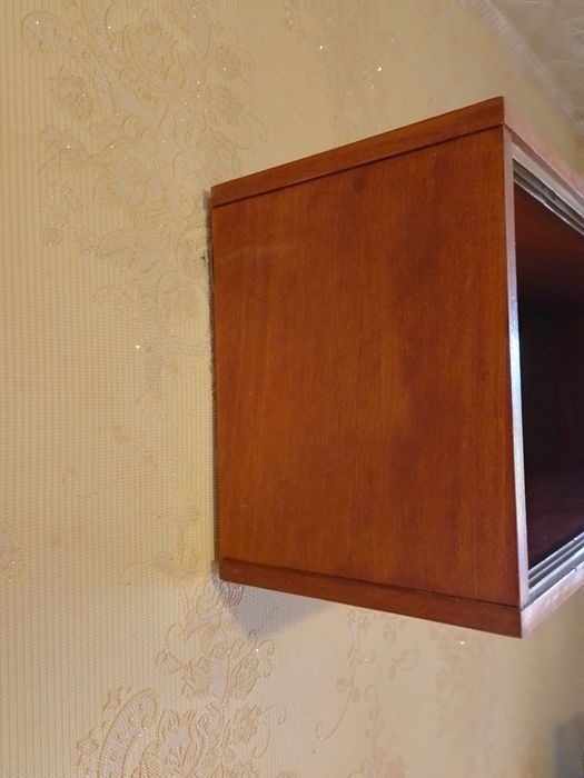 Полка для книг со стеклянными дверцами-купе. Книжная полка деревянная