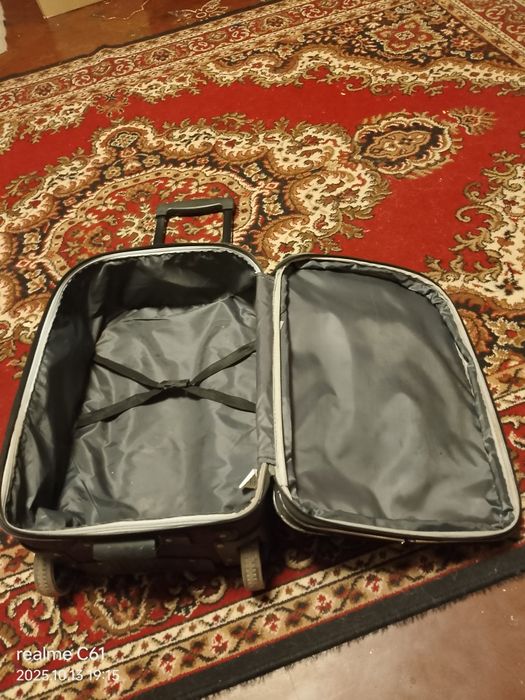 Продам чемодан на колесиках