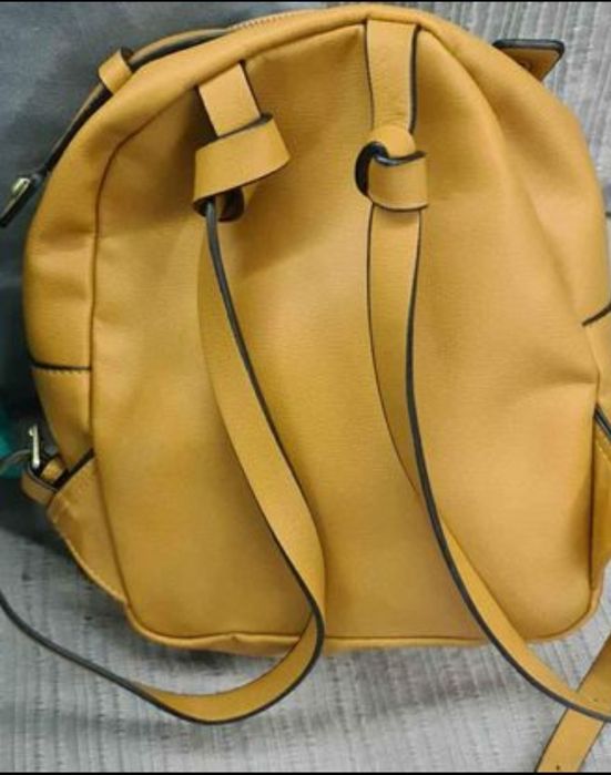 Mochila cor mostarda