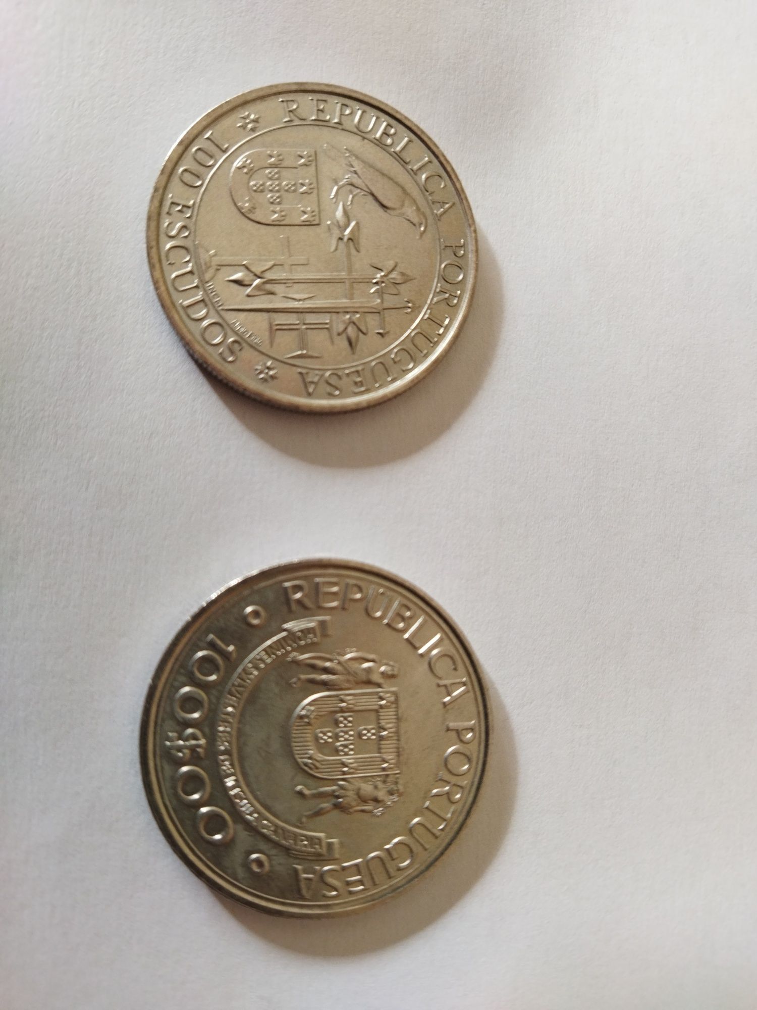 Moedas comemorativas de 100 e 200 escudos