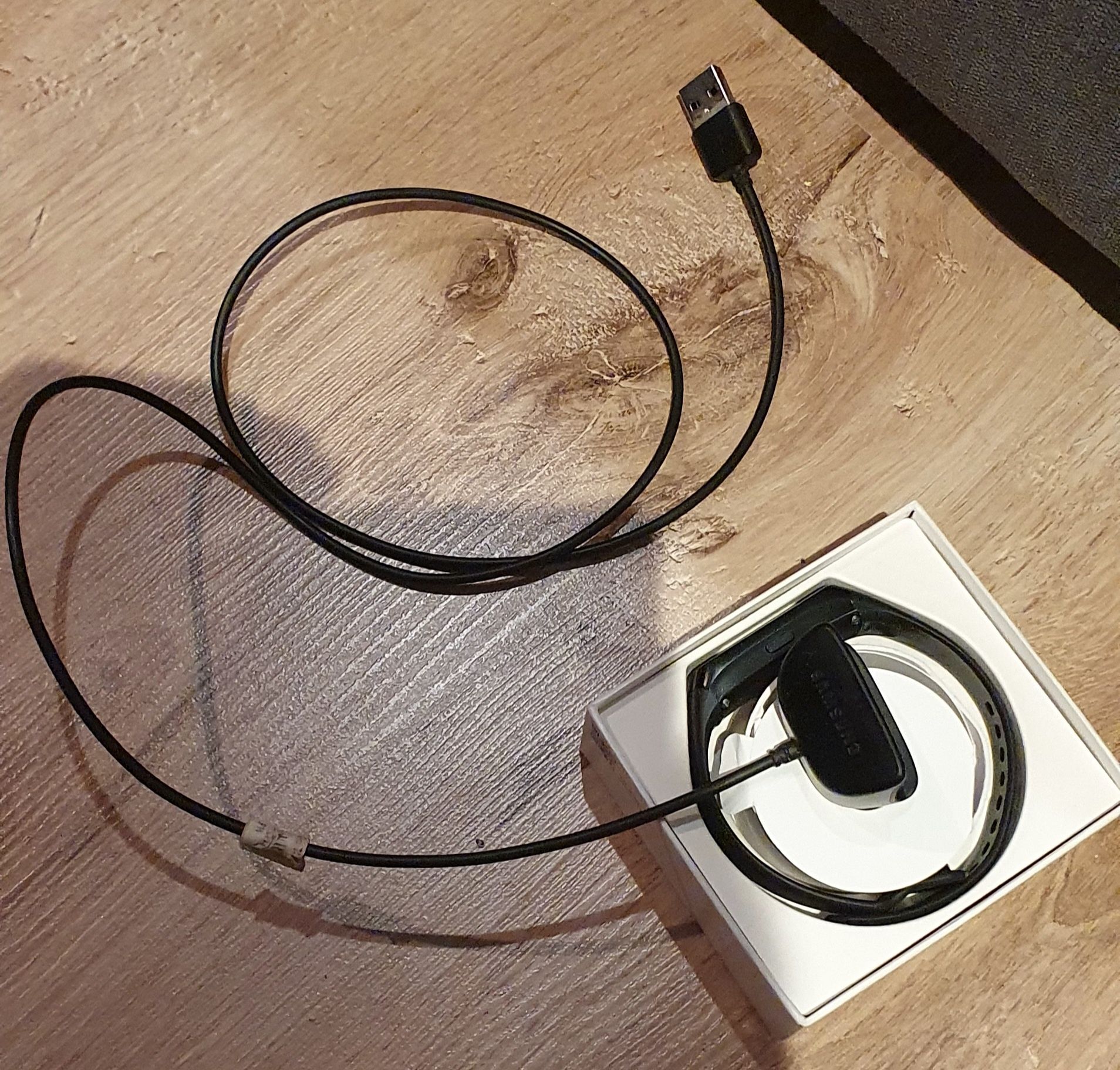 Dwie opaski Samsung Galaxy Fit i Huawei Band 4 Pro