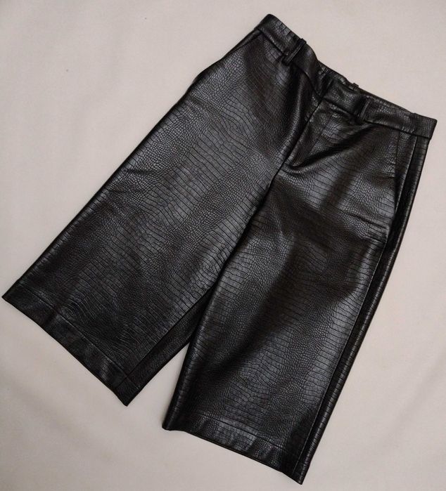 Чорні шорти бермуди фактурна екошкіра крокодил ZARA р.S