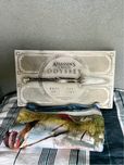 Figurka Assassin’s Creed Odyssey Broken Spear Włócznia + Ręcznik