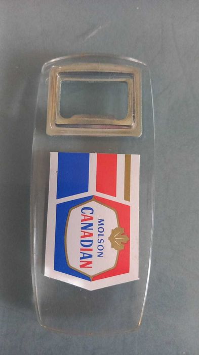 Otwieracz do piwa Molson Canadian.