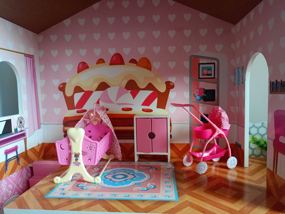 Drewniany duży domek dla lalek