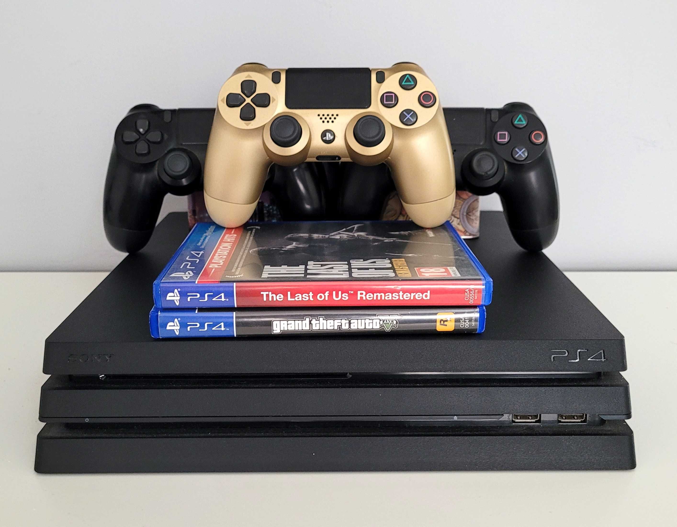 Konsola PS4 PRO w doskonałym stanie + 3 Pady + 2 Gry PlayStation