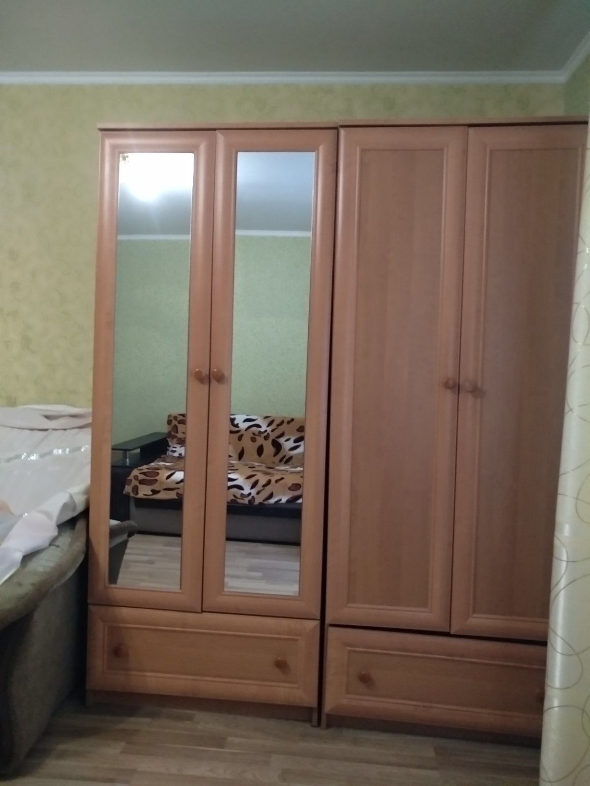 Терміново ...Продам дві шафи б/в ,в нормальному стані.