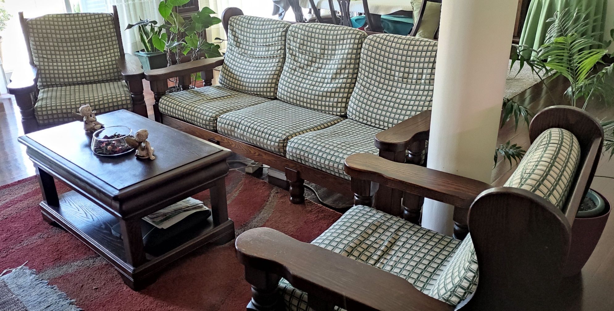Conjunto de sofás em madeira maciça