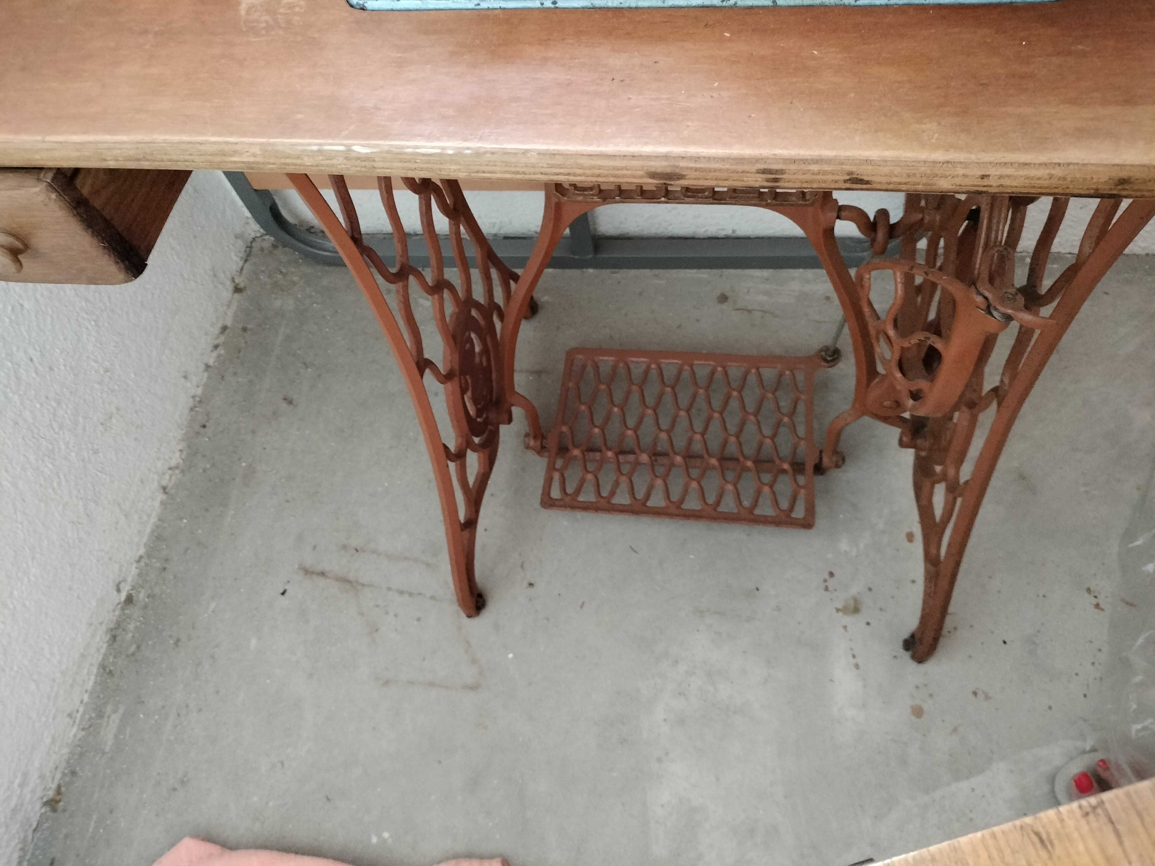 Mesa de máquina de costura Singer