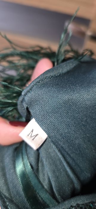 Sukienka wieczorowa w cekinowa i z piórkami