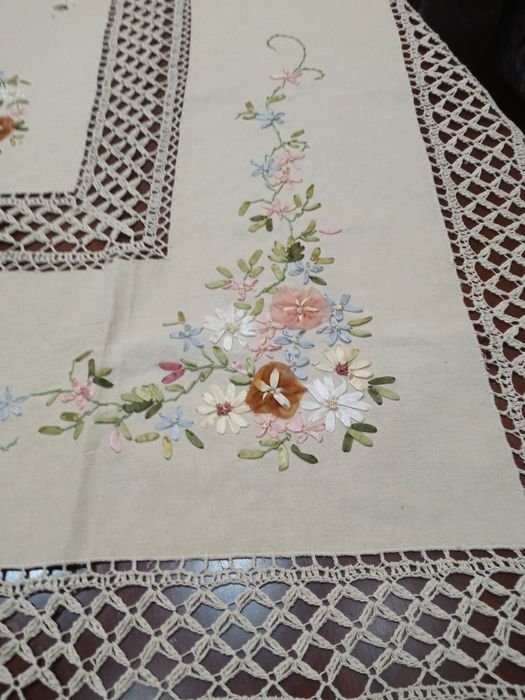 Obrus poliestrowy haftowany o wymiarach 130/170 cm