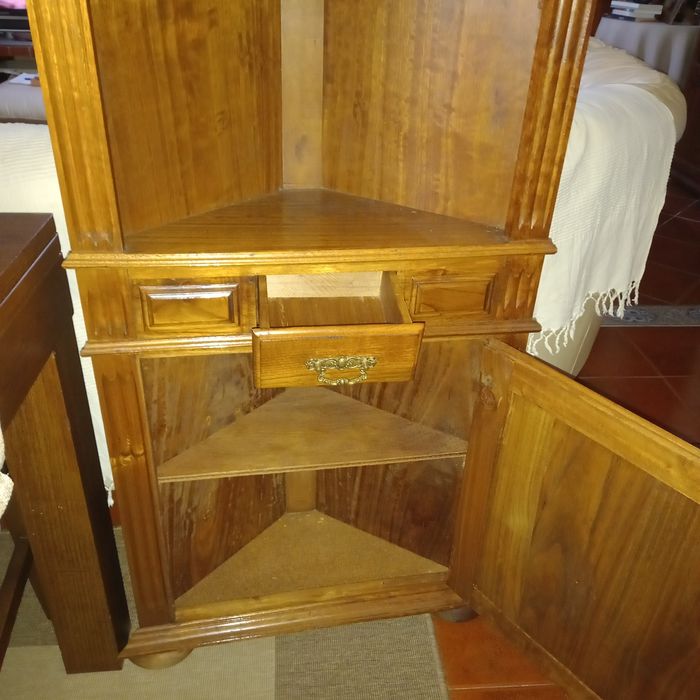 Móvel de canto em madeira