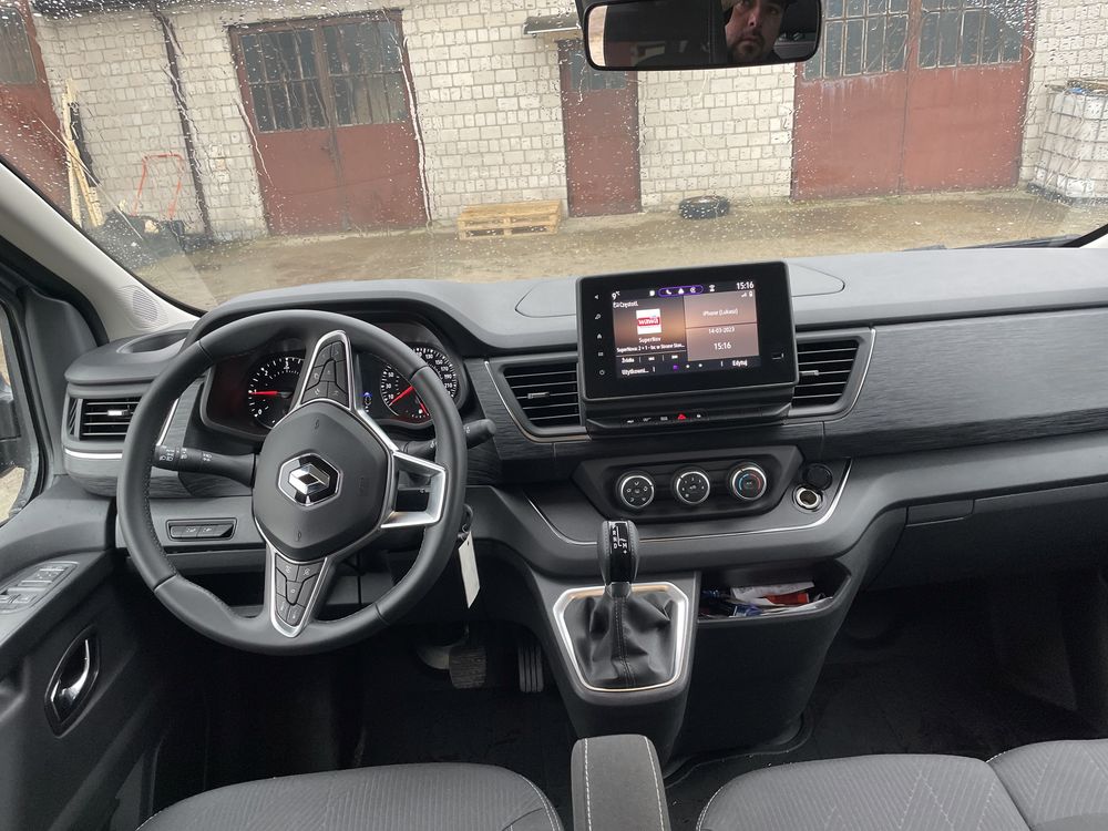Wynajem Rnault Trafic 9 osobowy 2023r