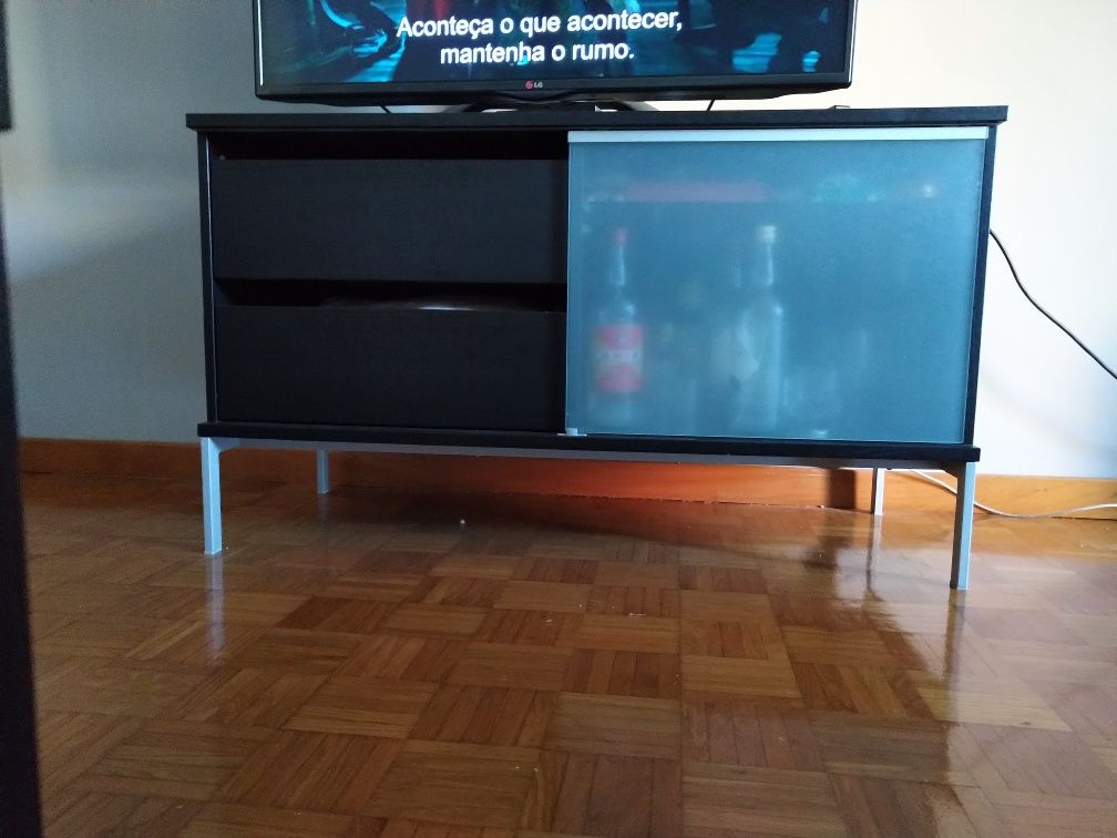 Móvel de televisão com duas gavetas