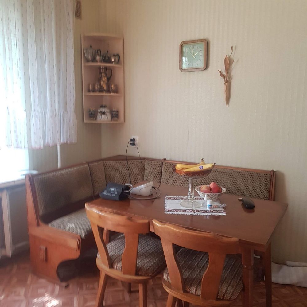 Продам спальню, кухонный уголок, зеркало, кресло, столик журнальный