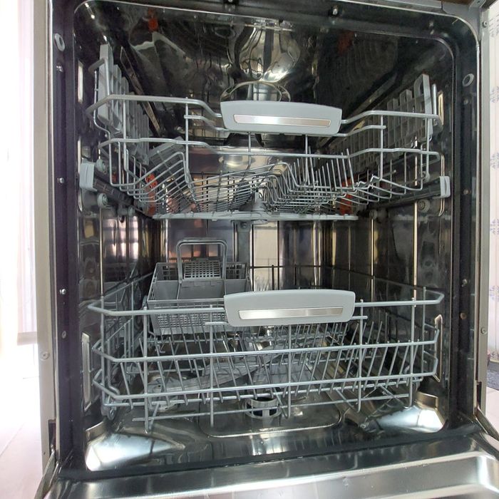 Máquina lavar loiça. A funcionar e em bom estado.