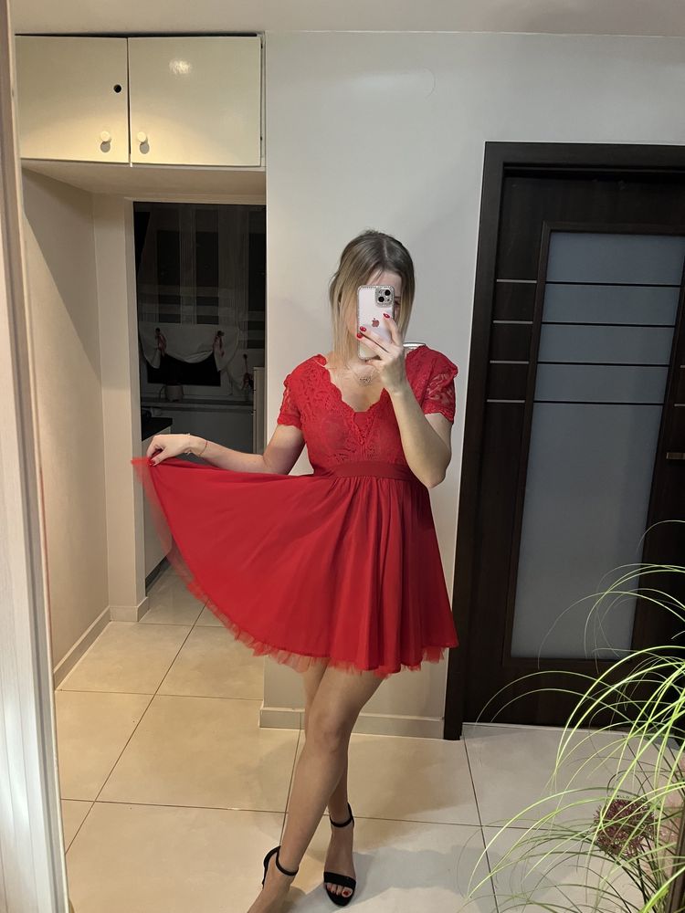 Sukienka czerwona rozkloszowana
