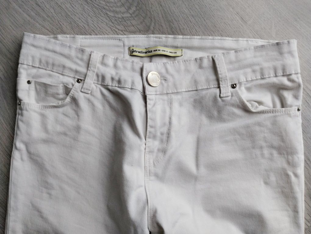 Białe spodnie jeansowe 36 Stradivarius