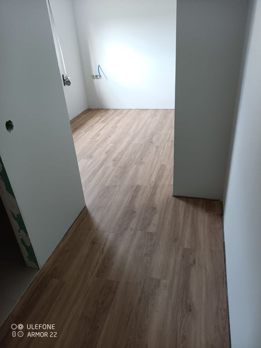 Montagem De Pavimento flutuante / vinílico SPC  e Rodapés