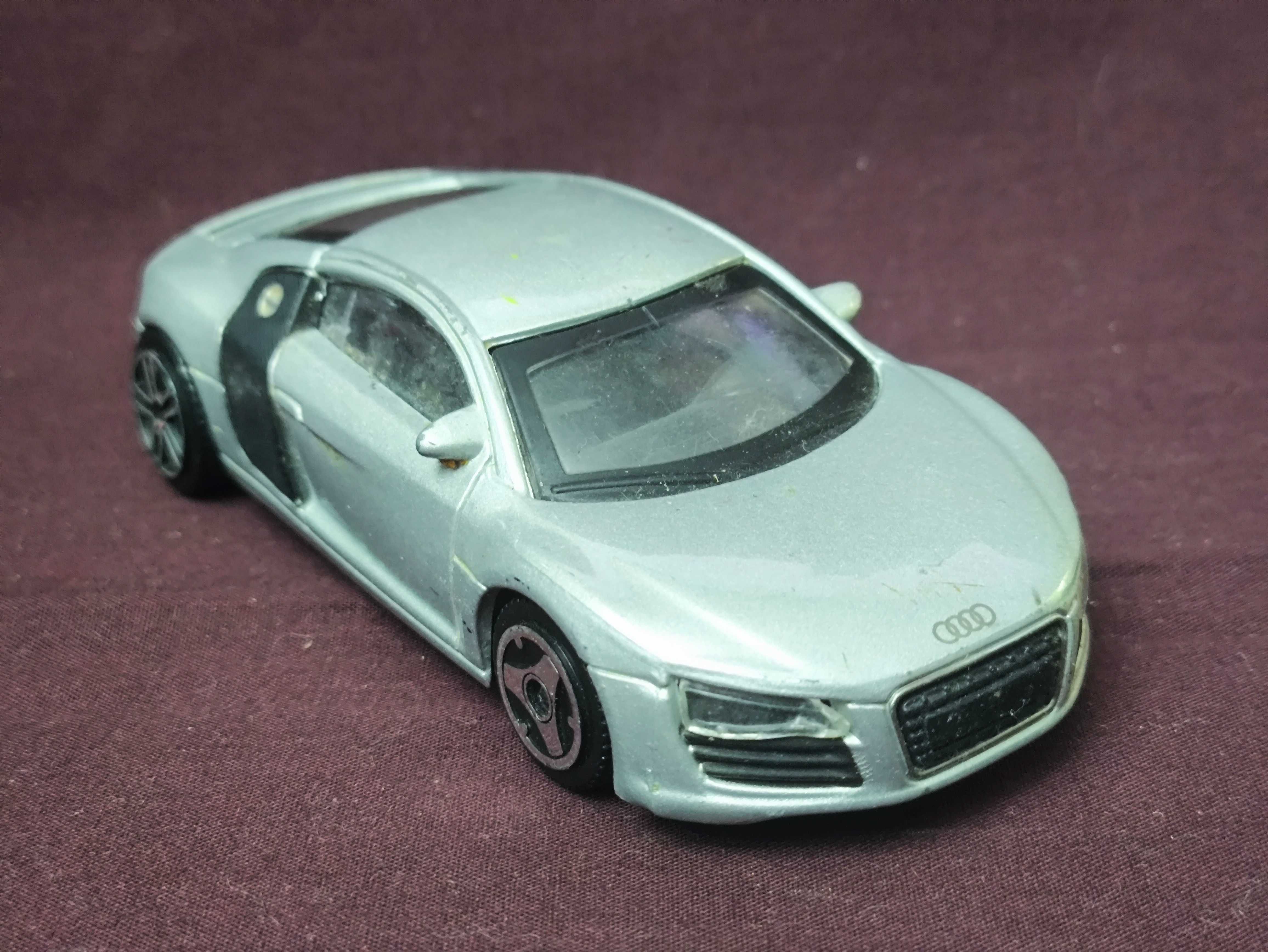 Машинка Audi R8 1:43 Bburago