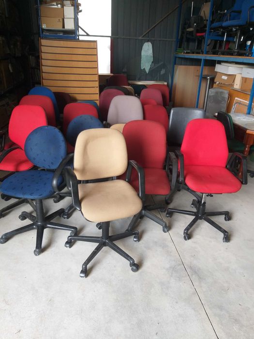 Móveis de escritório mesas de reuniões e cadeiras.