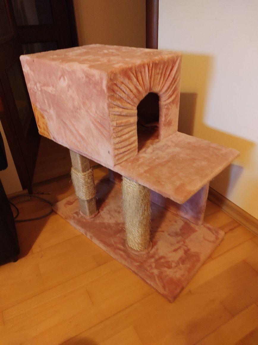 Drapak z domkiem dla kota
