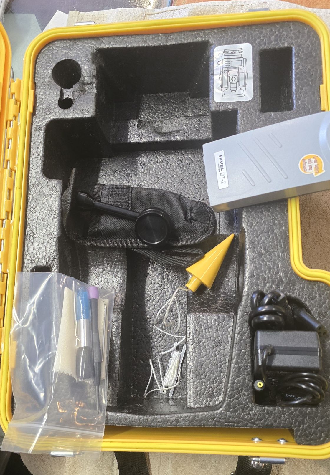 Teodolit elektroniczny Nivel System DT-2 z osprzętem