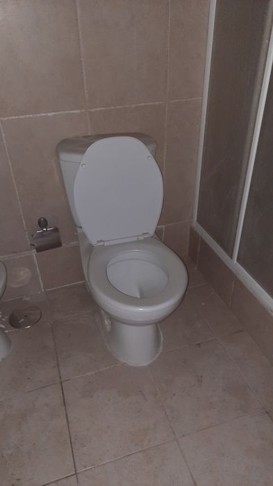 Base com resguardo de casa banho, sanita, bidé e Lavatório