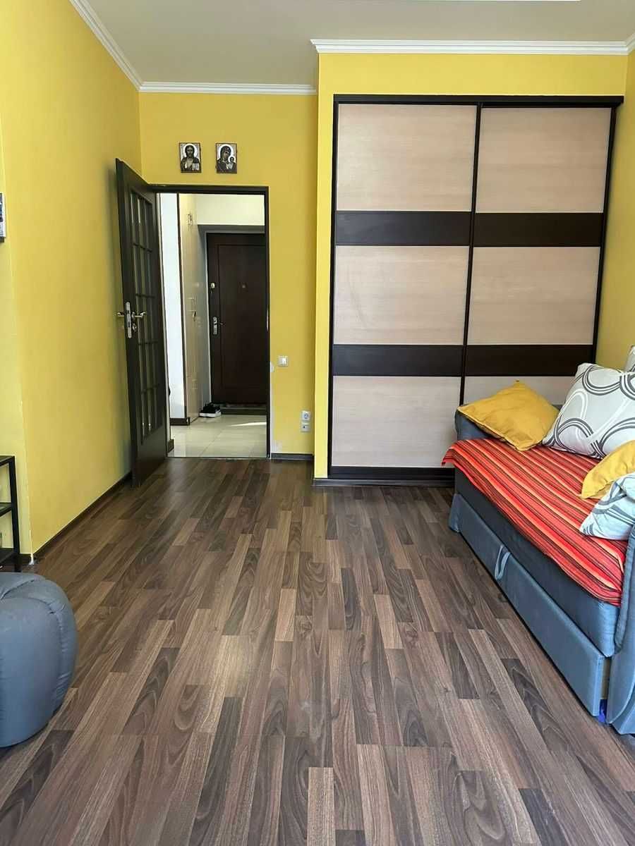 Центр, продаж квартири, вікна в Тихий двір, поряд парк культури.