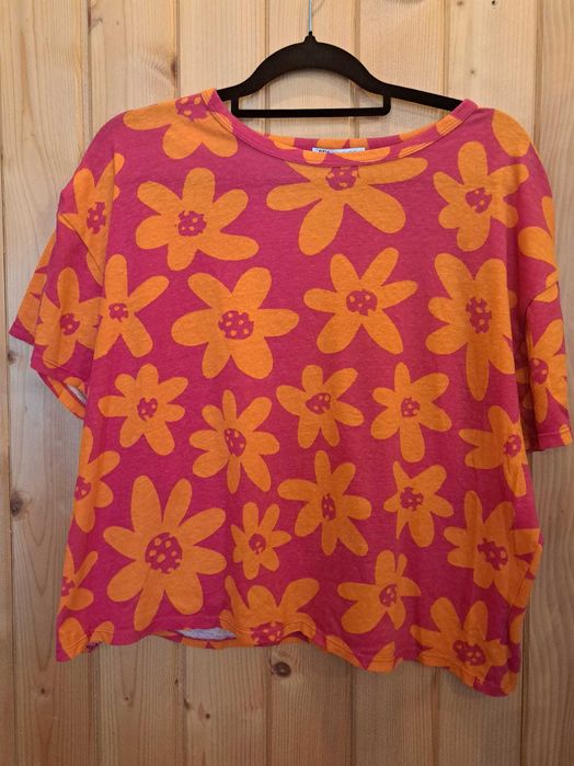 Czerwona koszulka w pomarańczowe kwiatki marki ZARA
