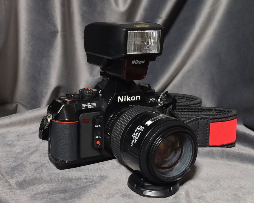 Nikon z obiektywem, plus lampa, pasek i baterie
