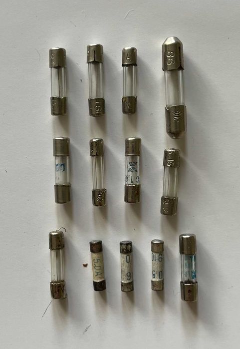 Запобіжники циліндричні скляні. Прозвонені - цілі, не згорівші.
