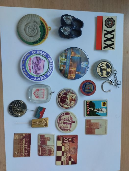 Zestaw przypinek, bryloków PRL