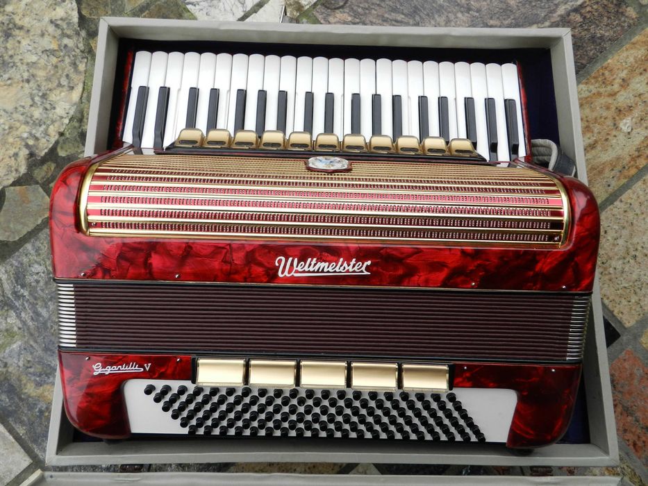 akordeon WELTMEISTER Gigantilli V  120 basów, 5 chórów, 16 registrów