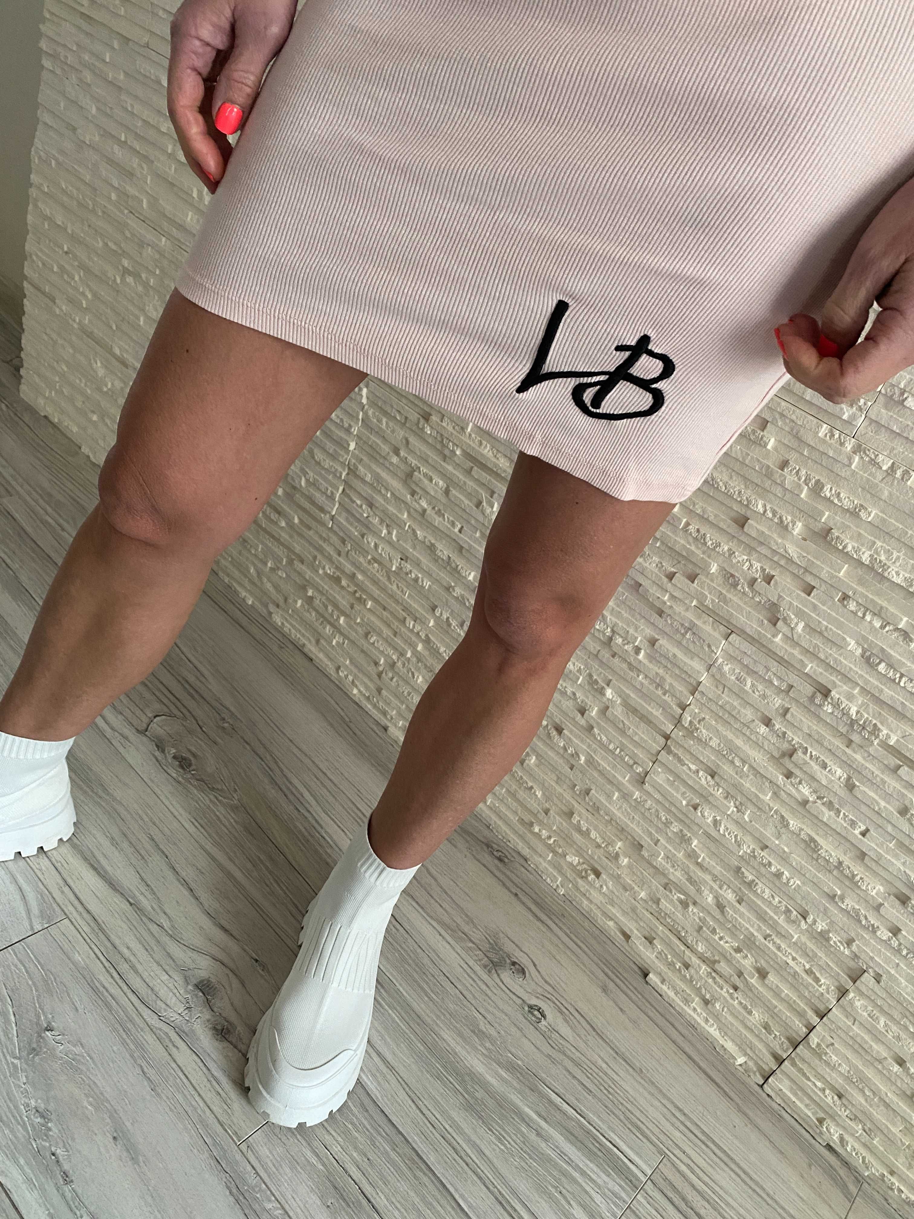 Lola Bianka sukienka prążek pudrowa z logowaniem hiszpanka Uni