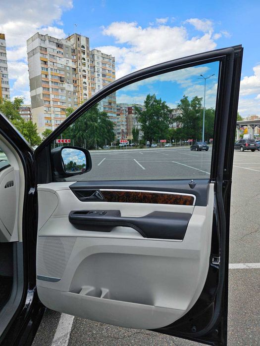 Мінівен Volkswagen Routan у максимальній комплектації SEL Premium.