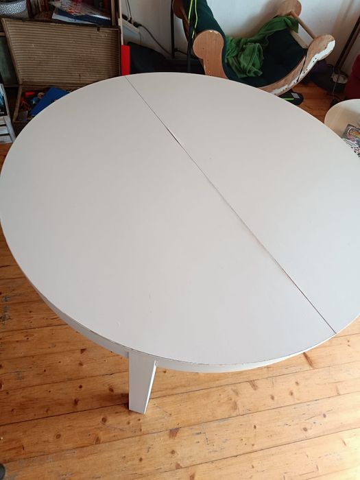 Stół IKEA BJURSTA – okrągły, rozkładany, biały